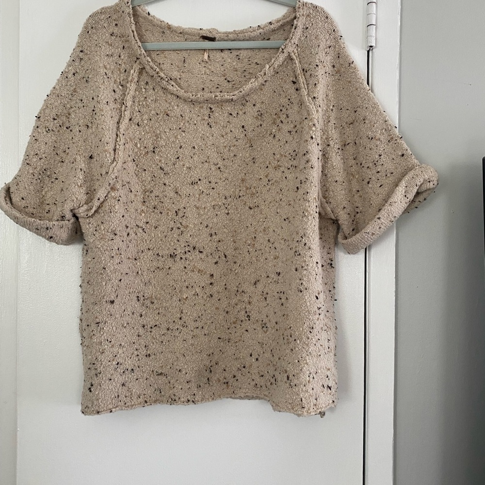 Free people oatmeal color sweater. Shot cuff sleeves. Slit sides. Xs.